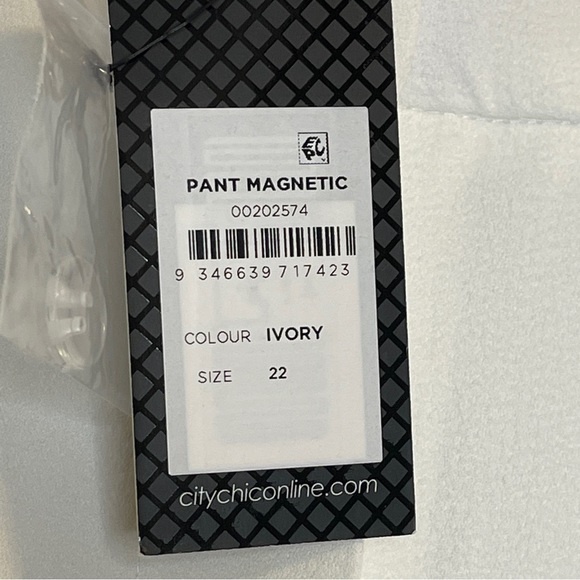 CITY CHIC Trendy Plus Size Magnetic Pants White Size XL/22 - Picture 4 of 7
